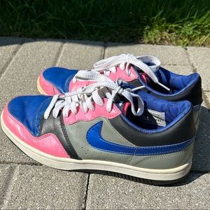 Retro/Vintage looking Nike shoes size 10. Barely worn and in nice condition.